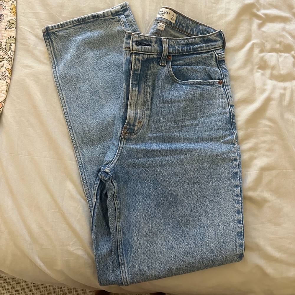 Abercrombie Women's Curve Love Ultra High Rise 90s Straight Jean
